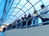 Estudiantes posando en un pasillo del CENAREC